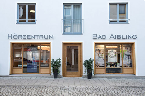 Außenansicht des Hörzentrums Bad Aibling mit Schaufenstern und Eingang.